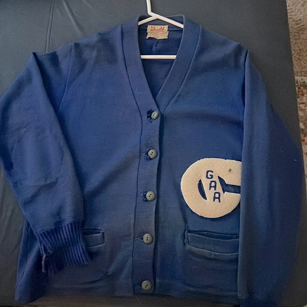 Vintage 1950s Sweater w school patch
